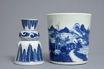 Een Chinese blauwwitte jardini&egrave;re en een kandelaar met inscriptie, 18/19e eeuw