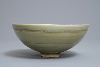 Een Chinese Longquan celadon kom met onderglazuur floraal decor, Yuan/Ming