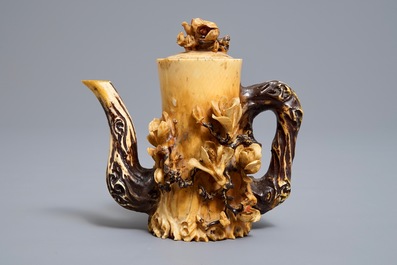 Une th&eacute;i&egrave;re couverte en ivoire polychrome, Chine, 19/20&egrave;me