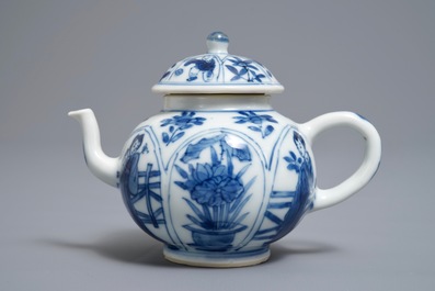 Une th&eacute;i&egrave;re couverte en porcelaine de Chine bleu et blanc, Kangxi