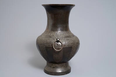 Un vase archa&iuml;que de forme hu en bronze, Chine, 17/18&egrave;me