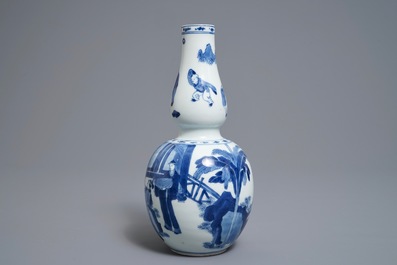 Een Chinese blauwwitte kalebasvaas met figuratief decor, Kangxi