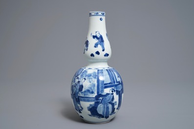 Een Chinese blauwwitte kalebasvaas met figuratief decor, Kangxi