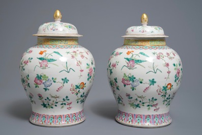 Une paire de vases couverts en porcelaine de Chine famille rose, 19&egrave;me