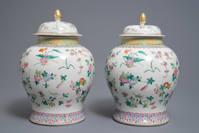 Une paire de vases couverts en porcelaine de Chine famille rose, 19&egrave;me