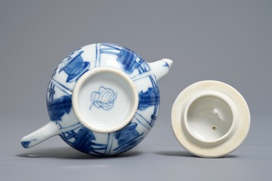 Une th&eacute;i&egrave;re couverte en porcelaine de Chine bleu et blanc, Kangxi
