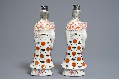 Een paar Chinese famille rose kandelaars in de vorm van dames, Qianlong