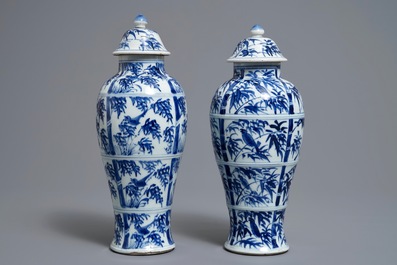 Een paar Chinese blauwwitte dekselvazen met vogels op bamboe, Kangxi