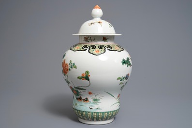 Un vase couvert en porcelaine de Chine famille verte, 19&egrave;me