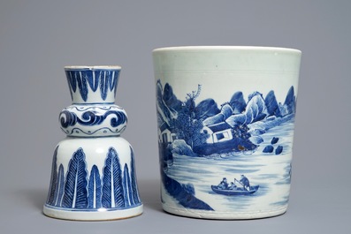Een Chinese blauwwitte jardini&egrave;re en een kandelaar met inscriptie, 18/19e eeuw