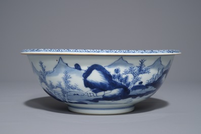 Een Chinese blauwwitte kom met landschapsdecor, Yongzheng/Qianlong