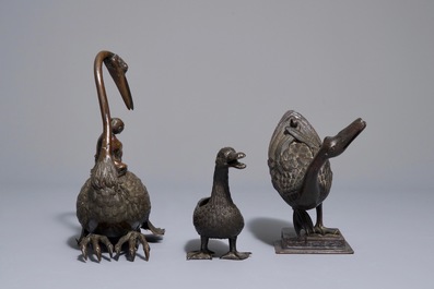 Trois br&ucirc;le-parfums couverts en bronze en forme de canards et oies, 18/19&egrave;me
