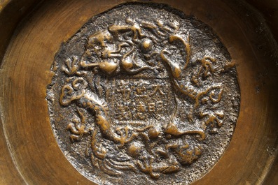 Un br&ucirc;le-parfum et un vase en bronze incrust&eacute; d'argent, marque Shishou, 19&egrave;me