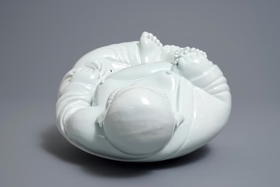 Un mod&egrave;le de Bouddha en porcelaine blanc de Chine, marque en creux, 19/20&egrave;me
