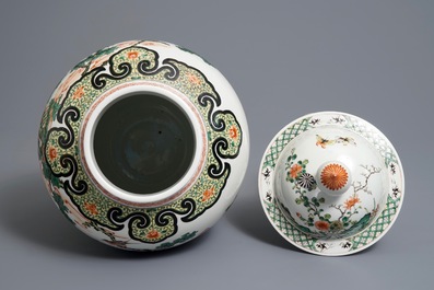 Un vase couvert en porcelaine de Chine famille verte, 19&egrave;me