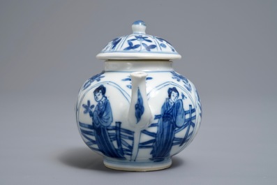 Une th&eacute;i&egrave;re couverte en porcelaine de Chine bleu et blanc, Kangxi