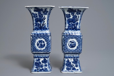 Een paar Chinese blauwwitte gu vazen met floraal decor, Kangxi