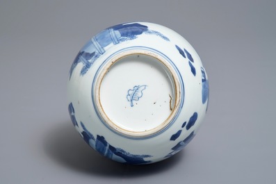 Een Chinese blauwwitte kalebasvaas met figuratief decor, Kangxi