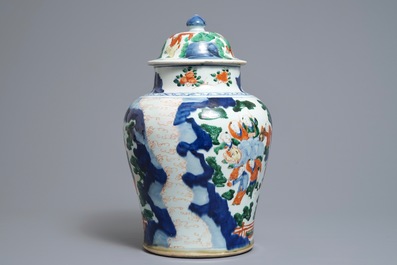 Un vase couvert en porcelaine de Chine wucai &agrave; d&eacute;cor de gar&ccedil;ons jouants, &eacute;poque Transition