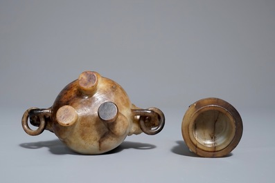 Een Chinese jade wierookbrander met deksel, 19/20e eeuw