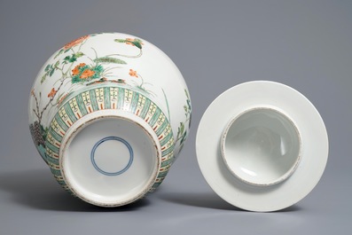 Un vase couvert en porcelaine de Chine famille verte, 19&egrave;me
