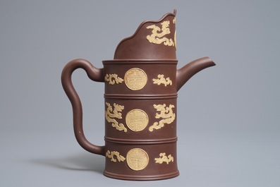 Une verseuse couverte de type Duomuhu en gr&egrave;s de Yixing, Chine, Kangxi