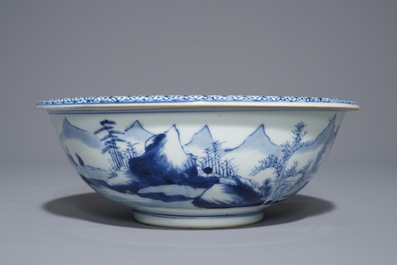 Een Chinese blauwwitte kom met landschapsdecor, Yongzheng/Qianlong