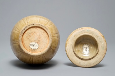 Un vase couvert en gr&egrave;s porcelaineux brun &agrave; d&eacute;cor floral incis&eacute;, Song ou apr&egrave;s