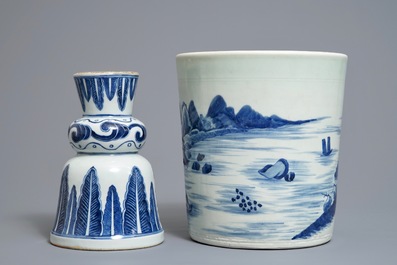Een Chinese blauwwitte jardini&egrave;re en een kandelaar met inscriptie, 18/19e eeuw