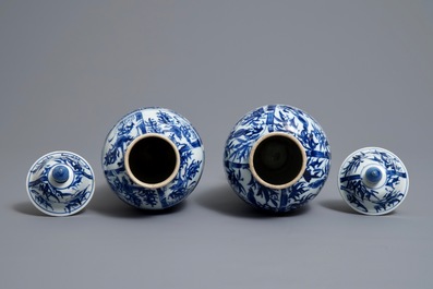 Een paar Chinese blauwwitte dekselvazen met vogels op bamboe, Kangxi
