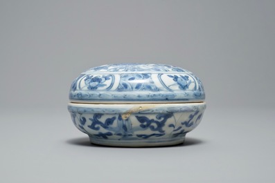 A Chinese blue and white 'Buddhist lion' box and cover, Wanli