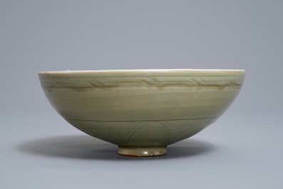 Een Chinese Longquan celadon kom met onderglazuur floraal decor, Yuan/Ming