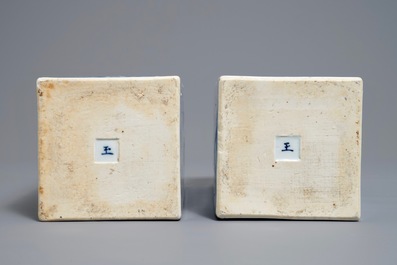 Une paire de bo&icirc;tes &agrave; th&eacute; en porcelaine de Chine bleu et blanc, marque Yu, Kangxi