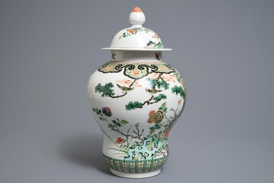 Un vase couvert en porcelaine de Chine famille verte, 19&egrave;me