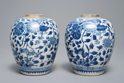 Een paar Chinese blauwwitte gemberpotten met floraal decor, Kangxi