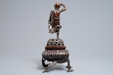 Un koro en bronze sur pieds en forme de griffes de dragon, Japon, Edo ou Meiji, 18/19&egrave;me
