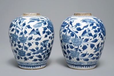 Een paar Chinese blauwwitte gemberpotten met floraal decor, Kangxi