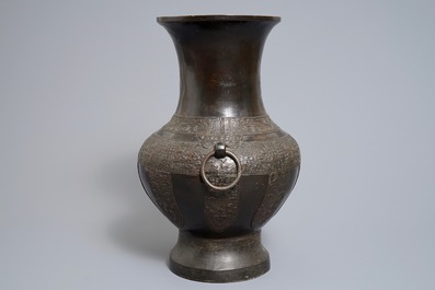 Un vase archa&iuml;que de forme hu en bronze, Chine, 17/18&egrave;me