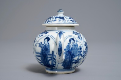 Une th&eacute;i&egrave;re couverte en porcelaine de Chine bleu et blanc, Kangxi