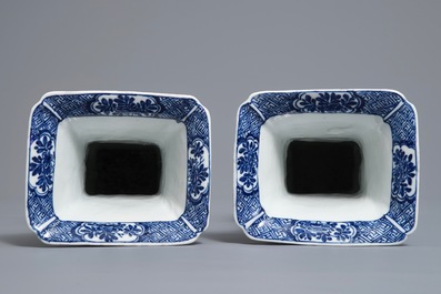 Een paar Chinese blauwwitte gu vazen met floraal decor, Kangxi