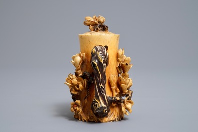 Une th&eacute;i&egrave;re couverte en ivoire polychrome, Chine, 19/20&egrave;me