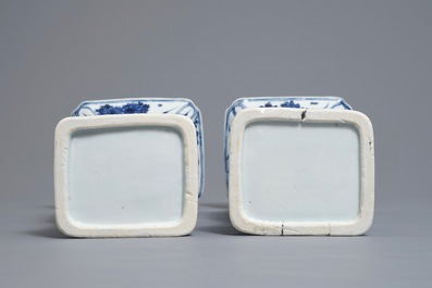 Een paar Chinese blauwwitte gu vazen met floraal decor, Kangxi