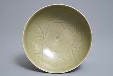 Een Chinese Longquan celadon kom met onderglazuur floraal decor, Yuan/Ming