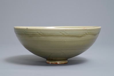 Een Chinese Longquan celadon kom met onderglazuur floraal decor, Yuan/Ming