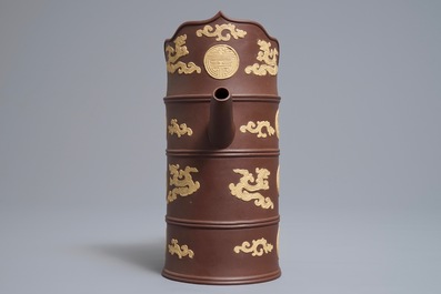Une verseuse couverte de type Duomuhu en gr&egrave;s de Yixing, Chine, Kangxi