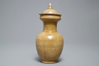 Un vase couvert en gr&egrave;s porcelaineux brun &agrave; d&eacute;cor floral incis&eacute;, Song ou apr&egrave;s