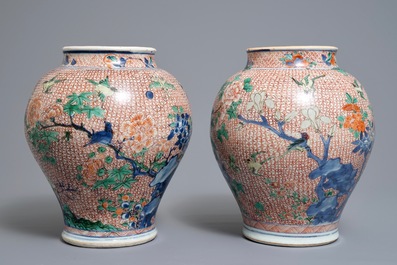 Une paire de pots en porcelaine de Chine wucai, &eacute;poque Transition