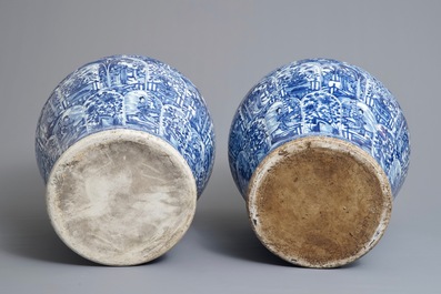 Une paire de grands vases couverts en porcelaine de Chine bleu et blanc, Kangxi