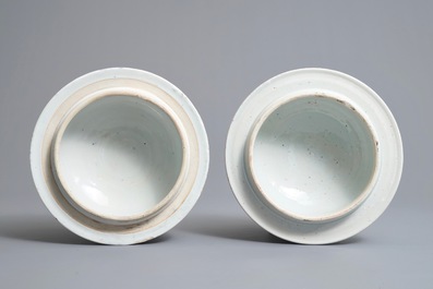 Une paire de grands vases couverts en porcelaine de Chine bleu et blanc, Kangxi