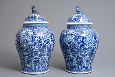 Une paire de grands vases couverts en porcelaine de Chine bleu et blanc, Kangxi